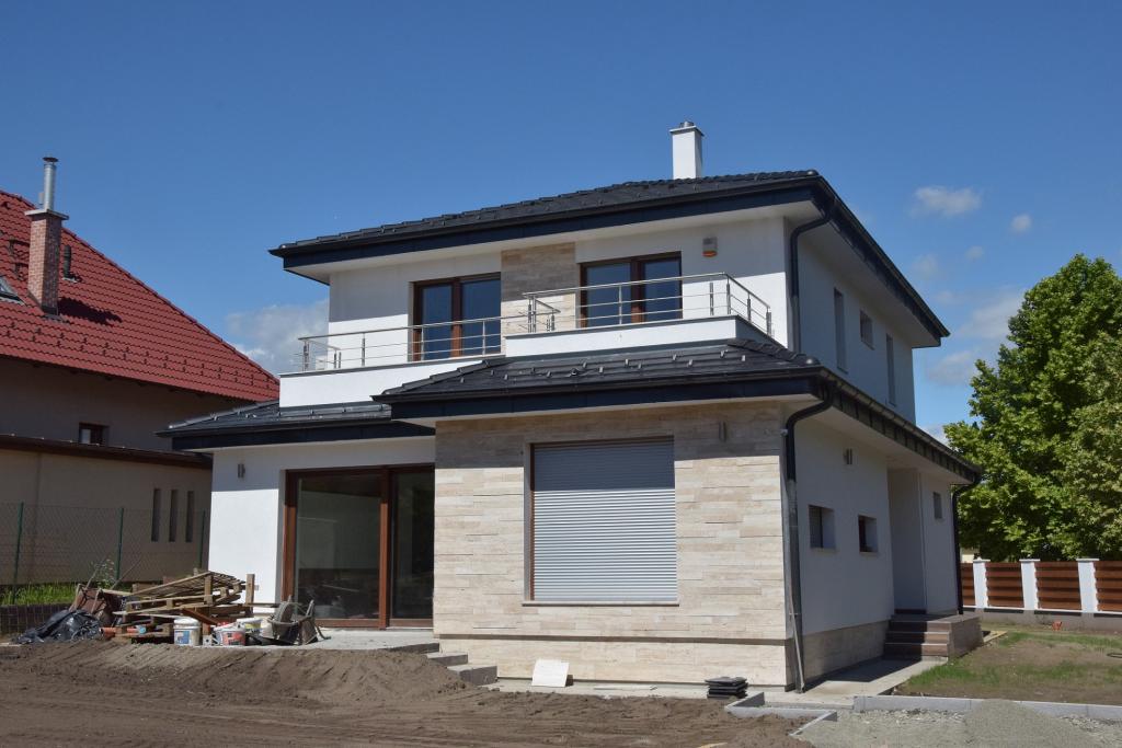 Kujbus Marianna - Tagolt ház, teraszokkal 