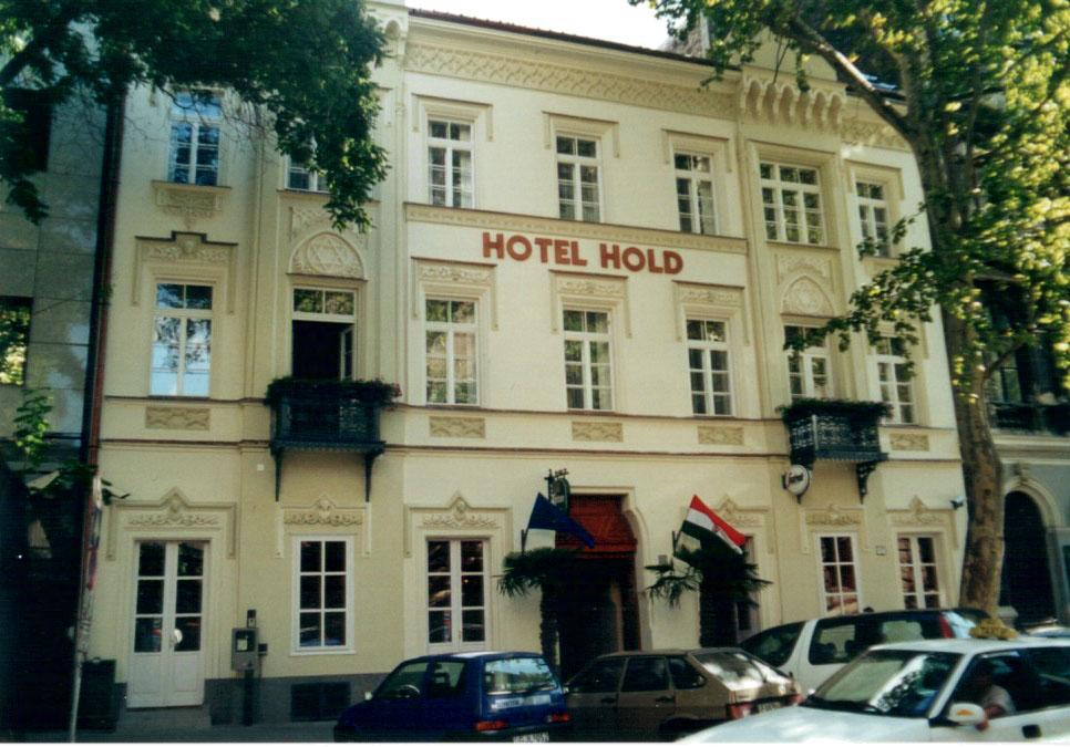 Révi Zsolt - HOTEL HOLD