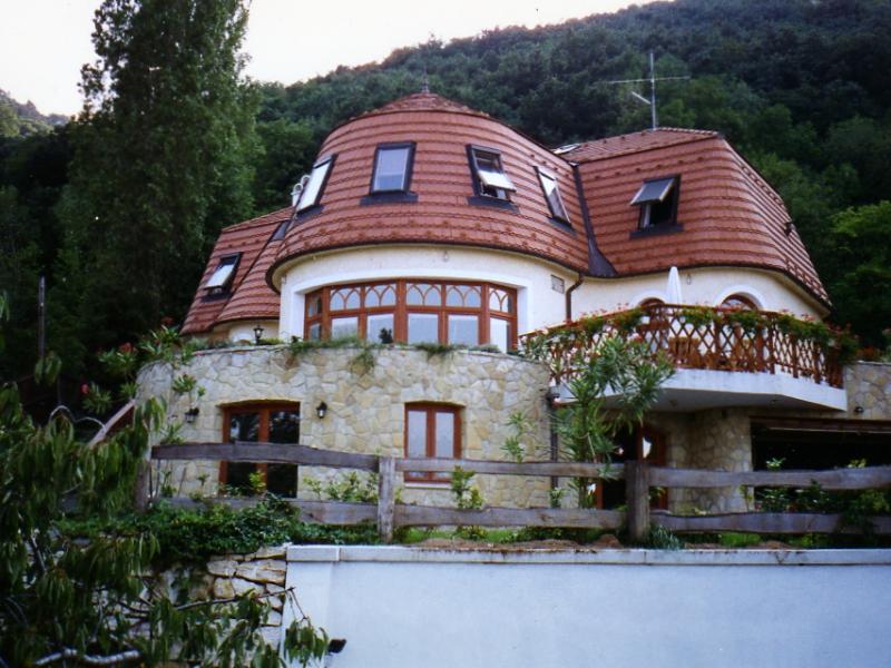 Mártonffy István - erdő széli rezidencia a hegyoldalban