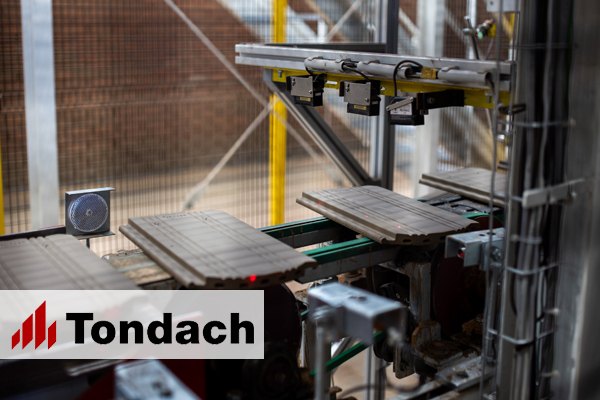 Tondach - Robotokat, 3D-s kamerákat és lézert is bevetnek a kerámia tetőcserép gyártásához Csornán